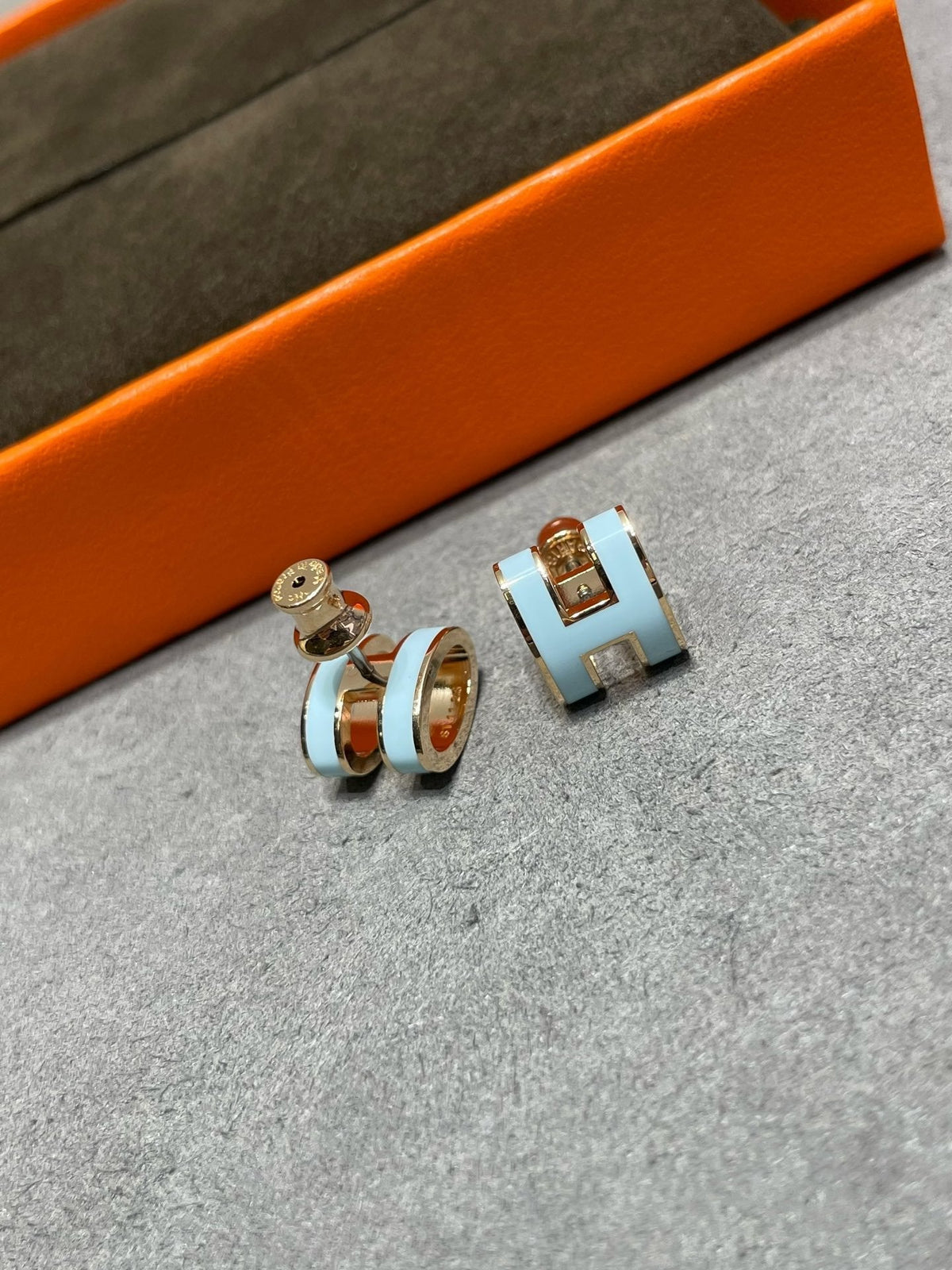 [⭐Aura]POP H SKY BLUE STUD EARRINGS