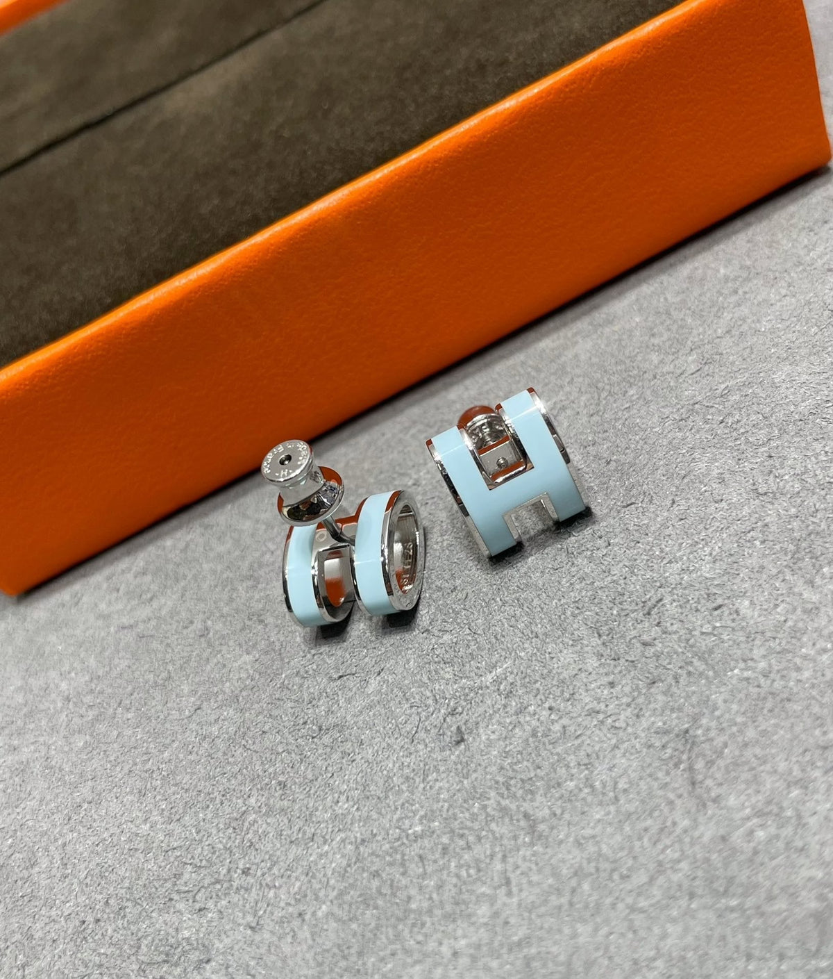 [⭐Aura]POP H SKY BLUE STUD EARRINGS