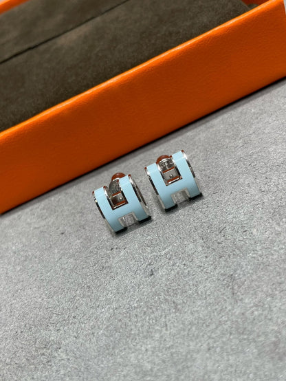 [⭐Aura]POP H SKY BLUE STUD EARRINGS