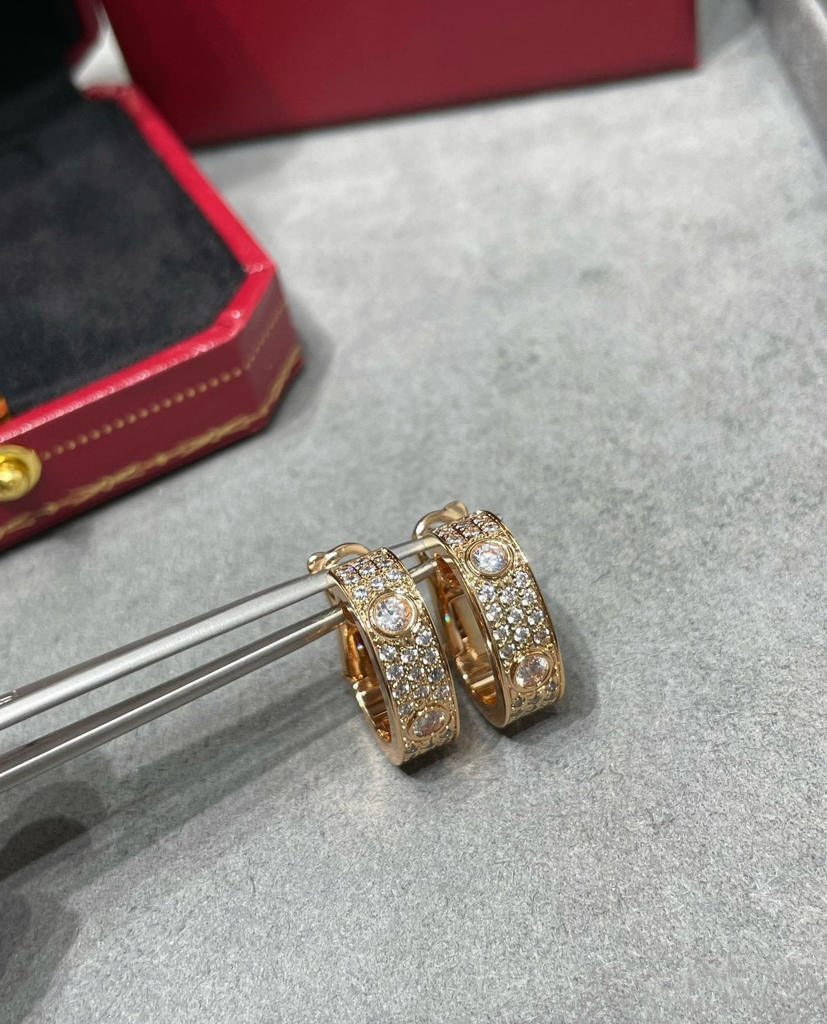 [⭐Aura]LOVE 5.5MM DIAMOND PAVED EARRINGS