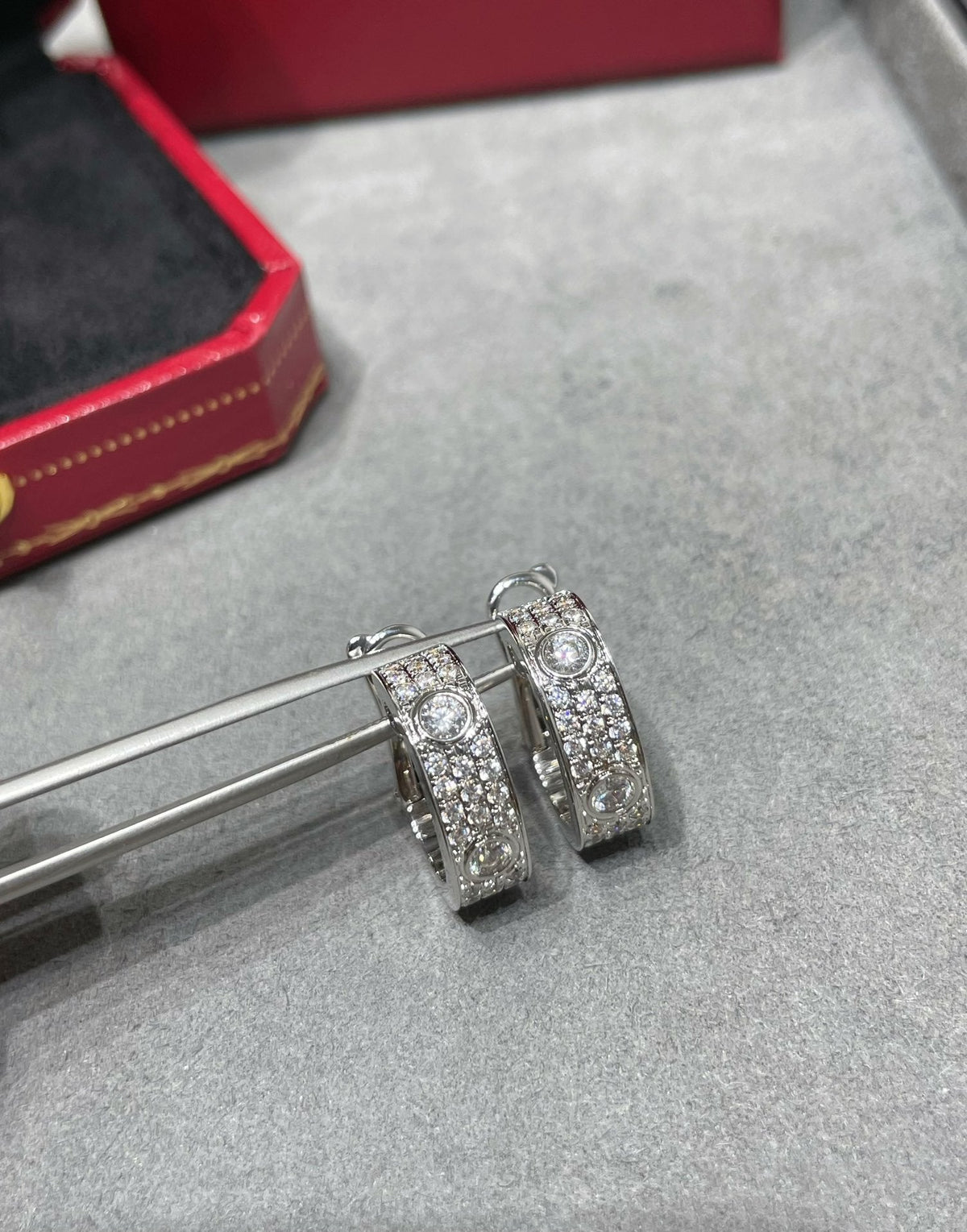[⭐Aura]LOVE 5.5MM DIAMOND PAVED EARRINGS