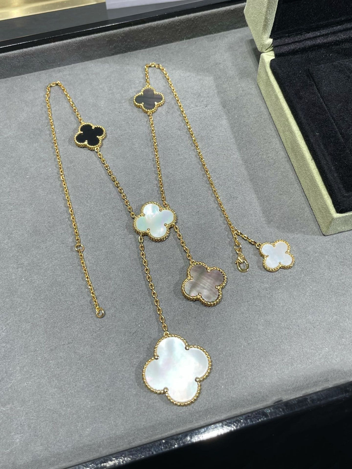 [⭐Aura]CLOVER 6 MOTIF MOP ONYX GOLD NECKLACE