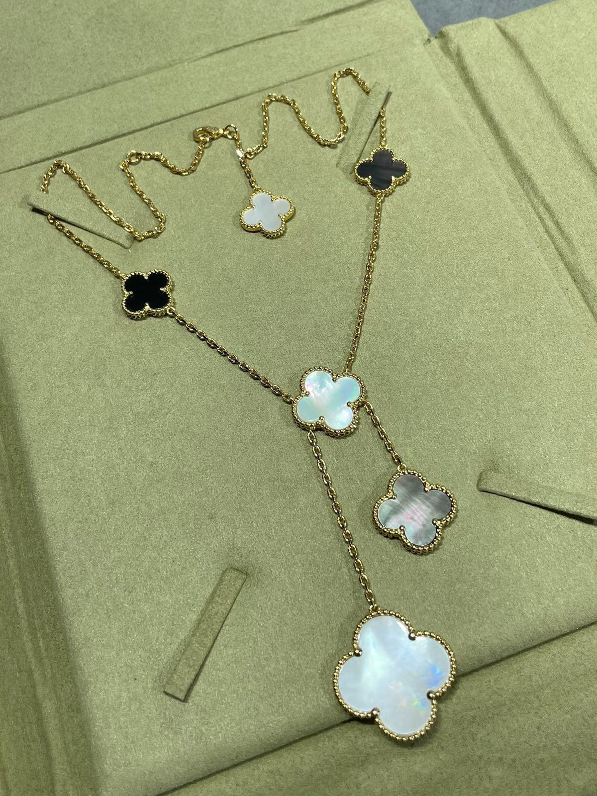 [⭐Aura]CLOVER 6 MOTIF MOP ONYX GOLD NECKLACE