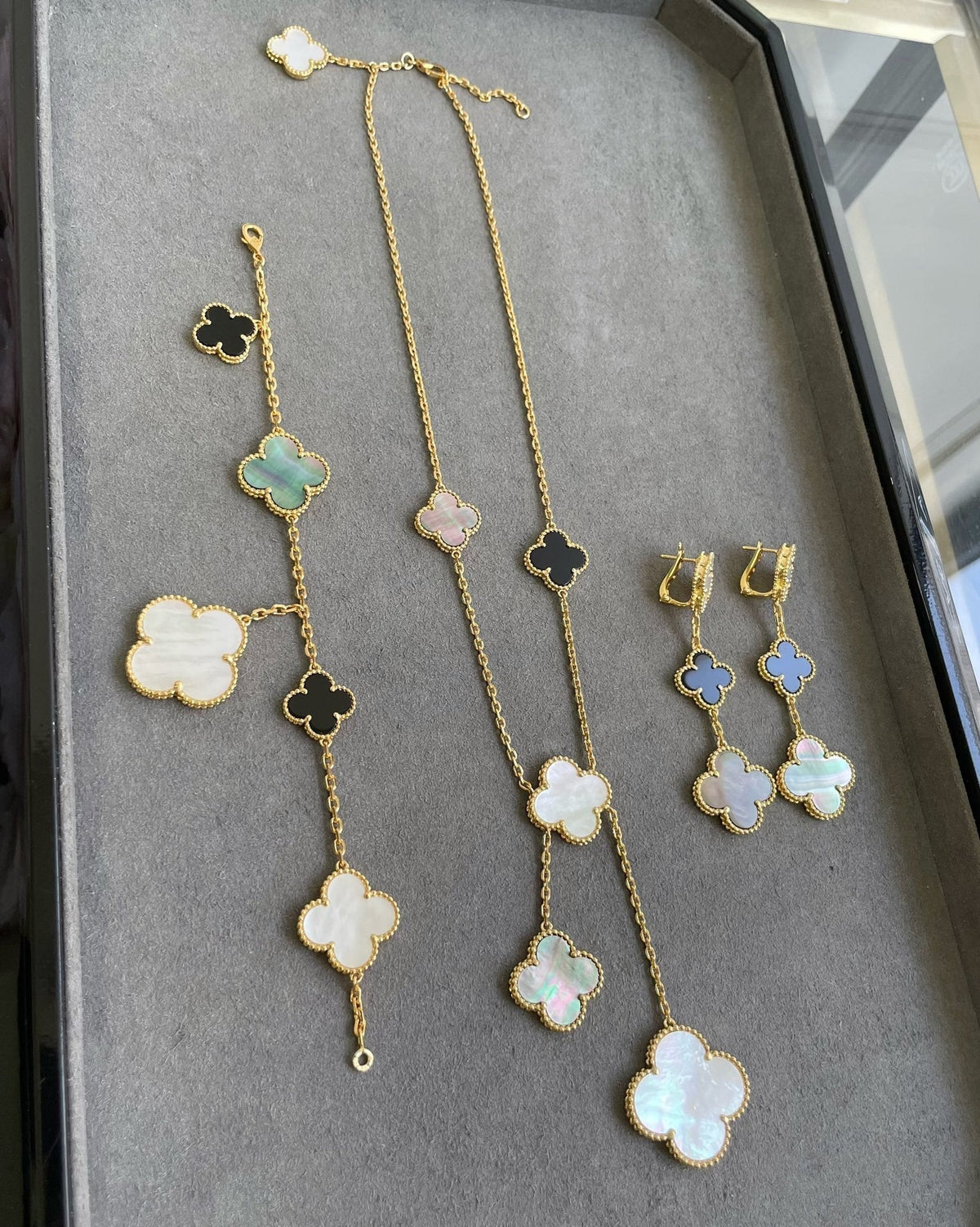 [⭐Aura]CLOVER 3 MOTIF MOP ONYX DARK MOP PINK GOLD EARRINGS