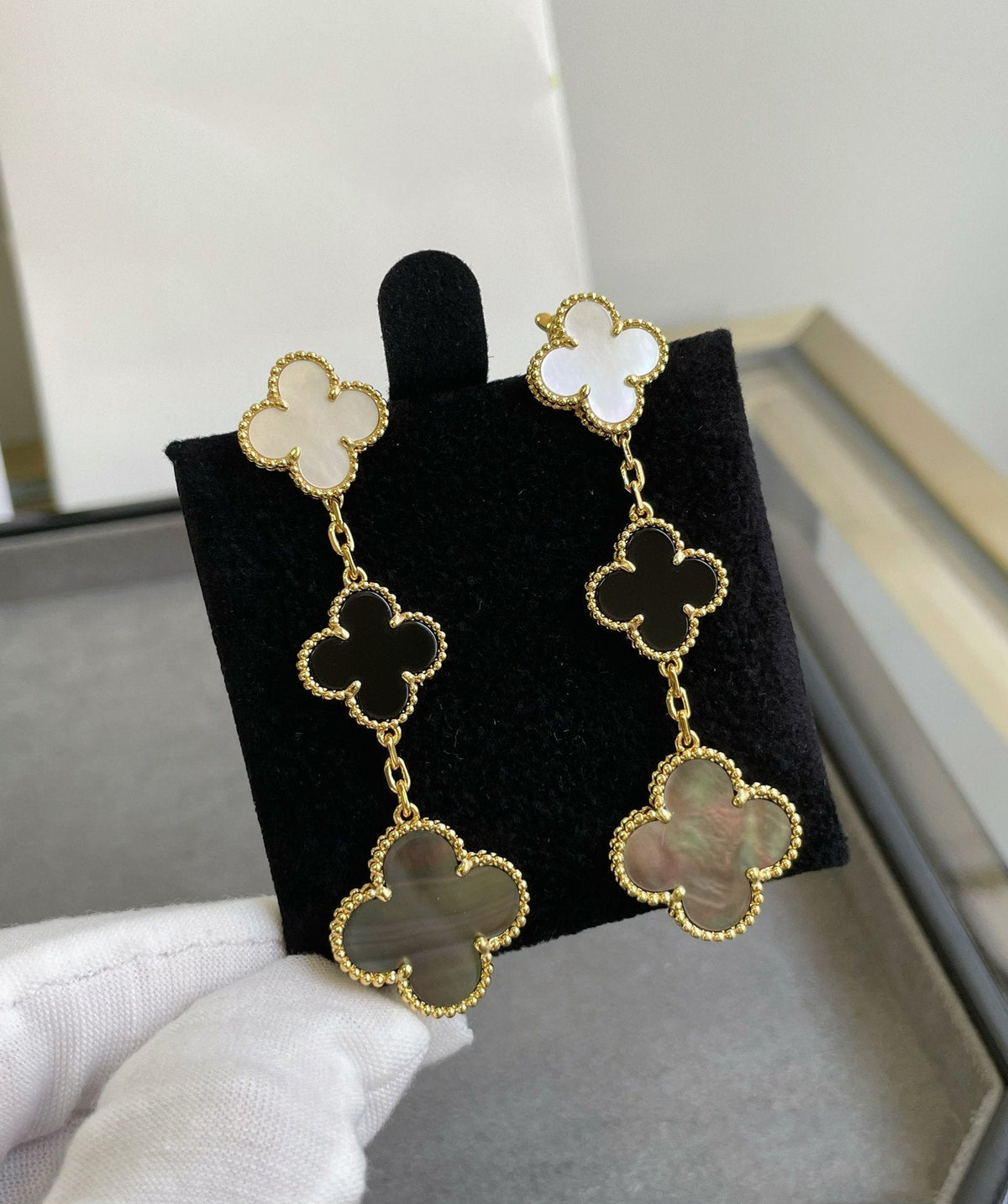 [⭐Aura]CLOVER 3 MOTIF MOP ONYX DARK MOP PINK GOLD EARRINGS