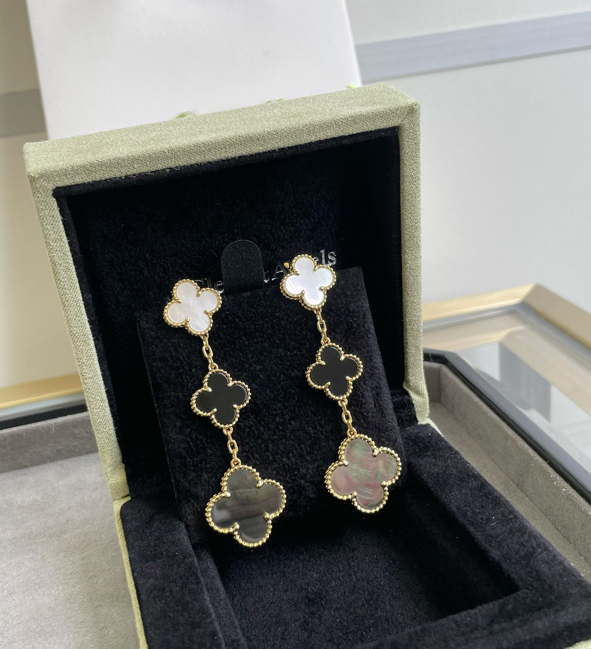 [⭐Aura]CLOVER 3 MOTIF MOP ONYX DARK MOP PINK GOLD EARRINGS