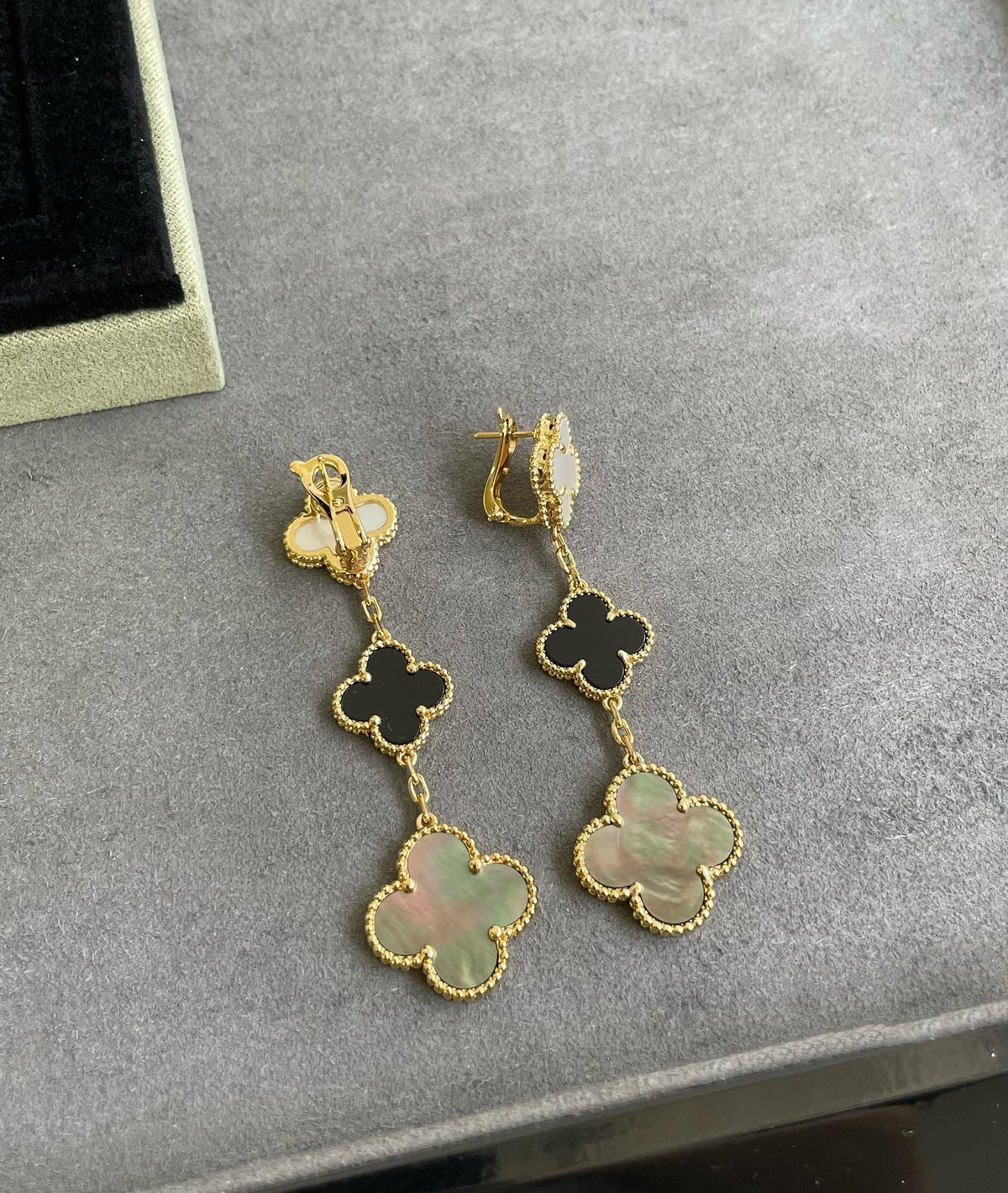 [⭐Aura]CLOVER 3 MOTIF MOP ONYX DARK MOP PINK GOLD EARRINGS