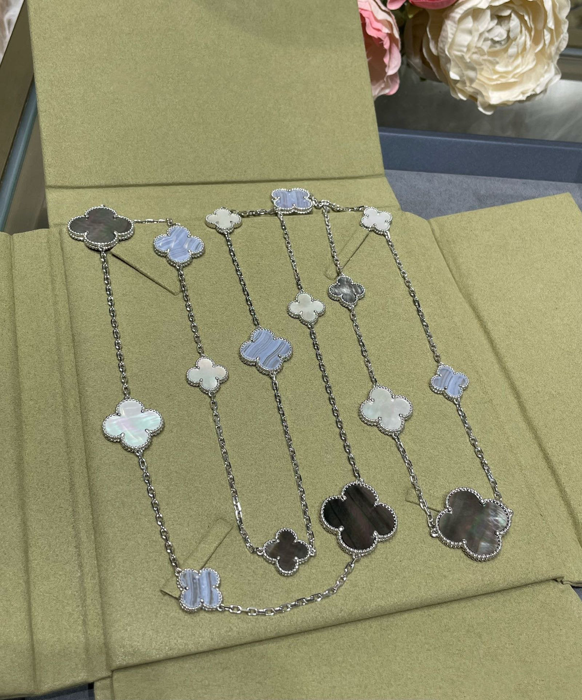 [⭐Aura]CLOVER 16 MOTIF CHALCEDONY MOP SILVER NECKLACE