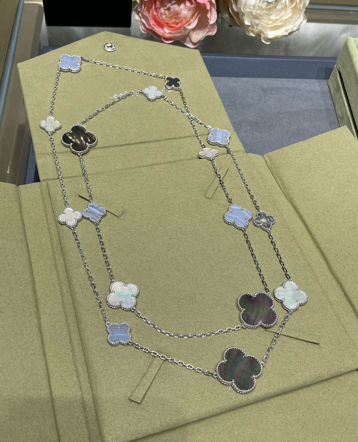 [⭐Aura]CLOVER 16 MOTIF CHALCEDONY MOP SILVER NECKLACE
