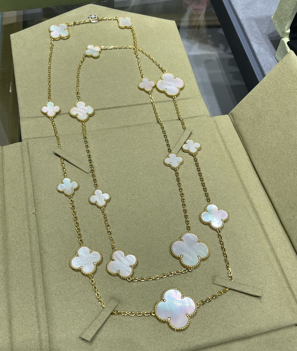 [⭐Aura]CLOVER 16 MOTIF WHITE MOP GOLD NECKLACE