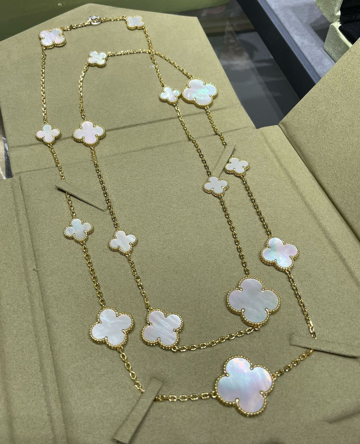 [⭐Aura]CLOVER 16 MOTIF WHITE MOP GOLD NECKLACE