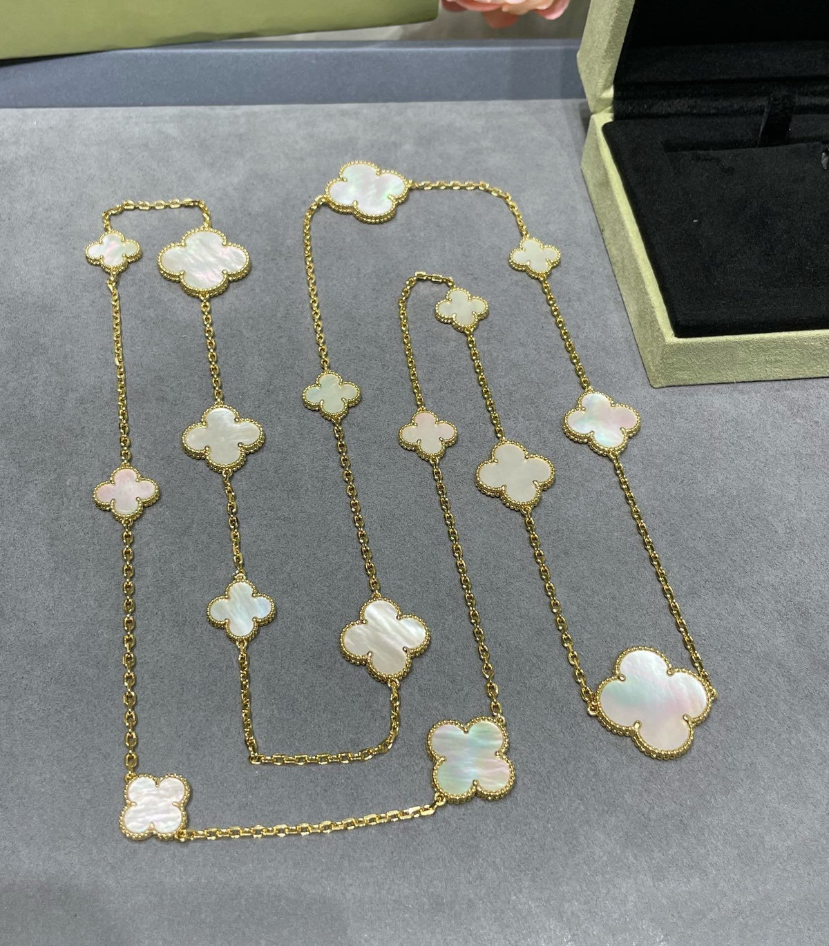 [⭐Aura]CLOVER 16 MOTIF WHITE MOP GOLD NECKLACE