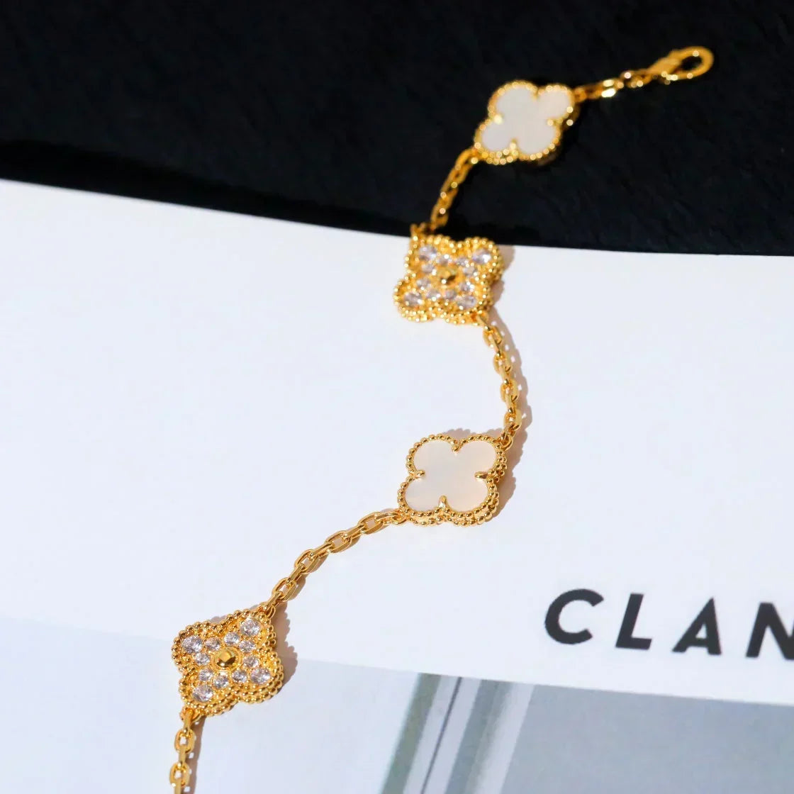 [⭐Aura]CLOVER WHITE PEARL MOP 5 MOTIF BRACELET COLLECTION