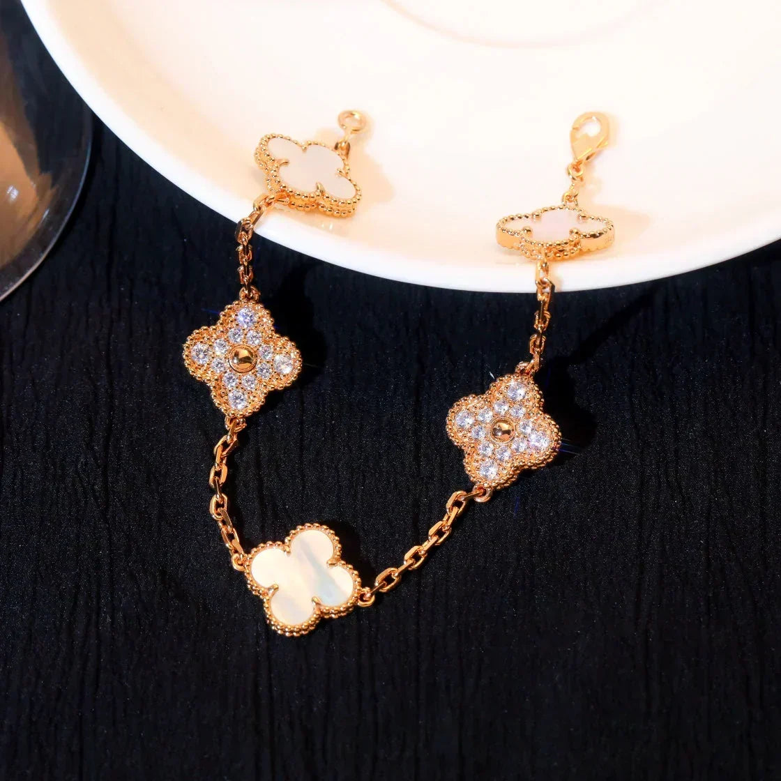 [⭐Aura]CLOVER WHITE PEARL MOP 5 MOTIF BRACELET COLLECTION
