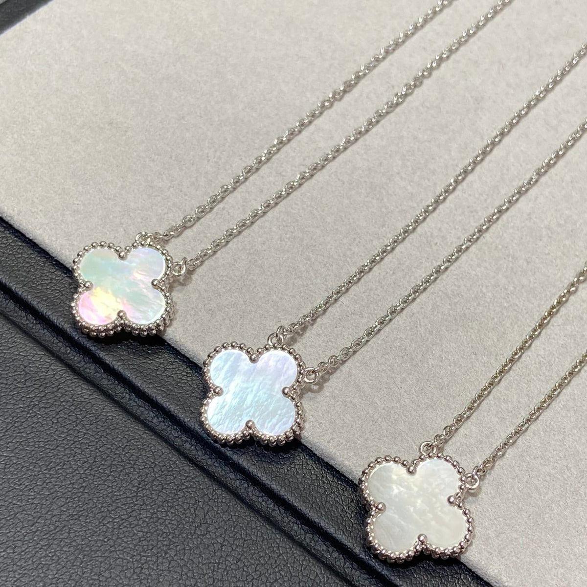 [⭐Aura]CLOVER MEDIUM SILVER WHITE MOP NECKLACE