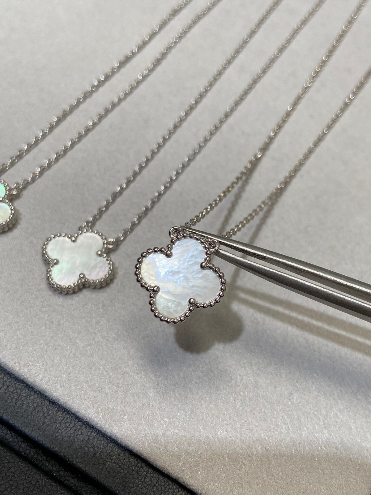 [⭐Aura]CLOVER MEDIUM SILVER WHITE MOP NECKLACE