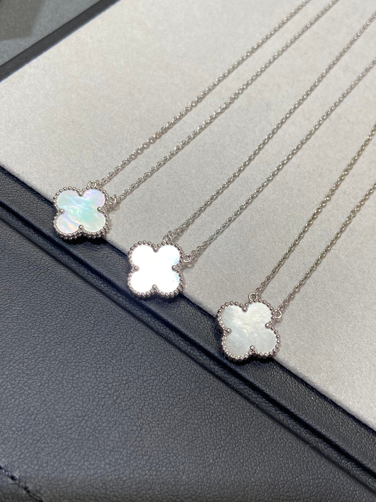 [⭐Aura]CLOVER MEDIUM SILVER WHITE MOP NECKLACE