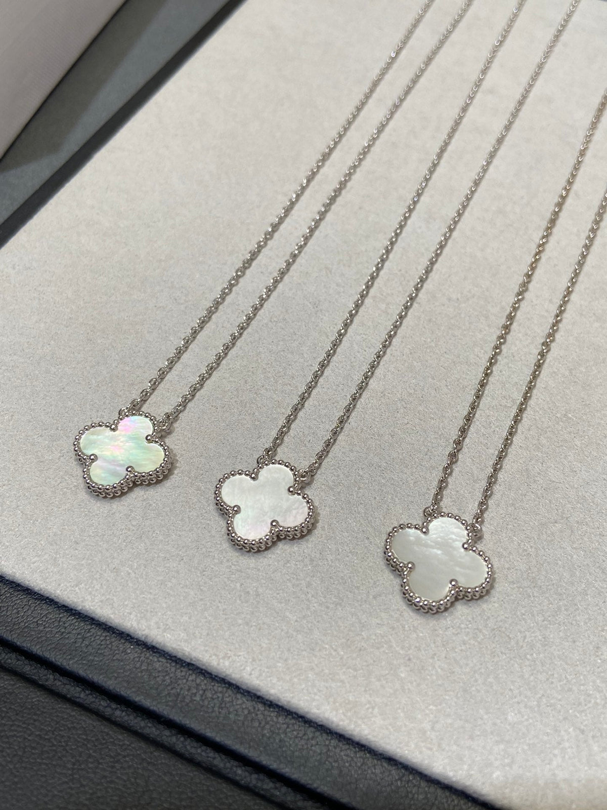 [⭐Aura]CLOVER MEDIUM SILVER WHITE MOP NECKLACE