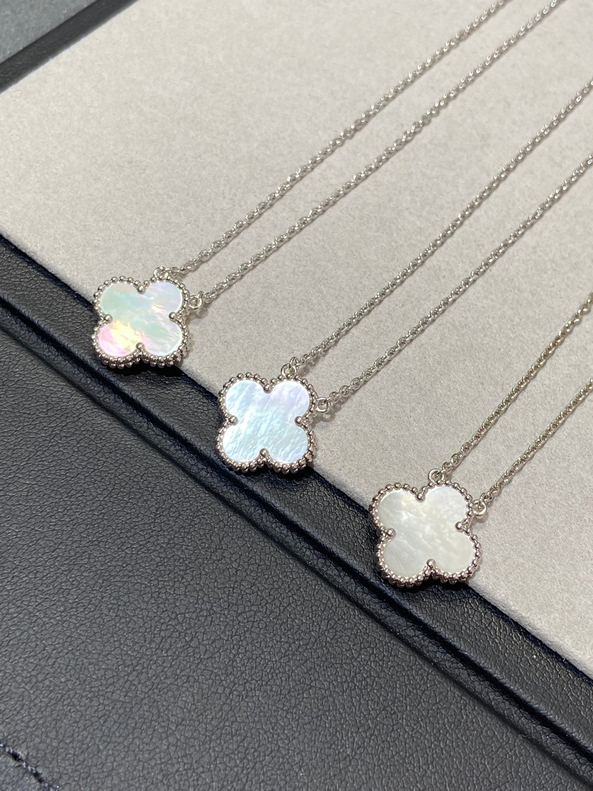 [⭐Aura]CLOVER MEDIUM SILVER WHITE MOP NECKLACE