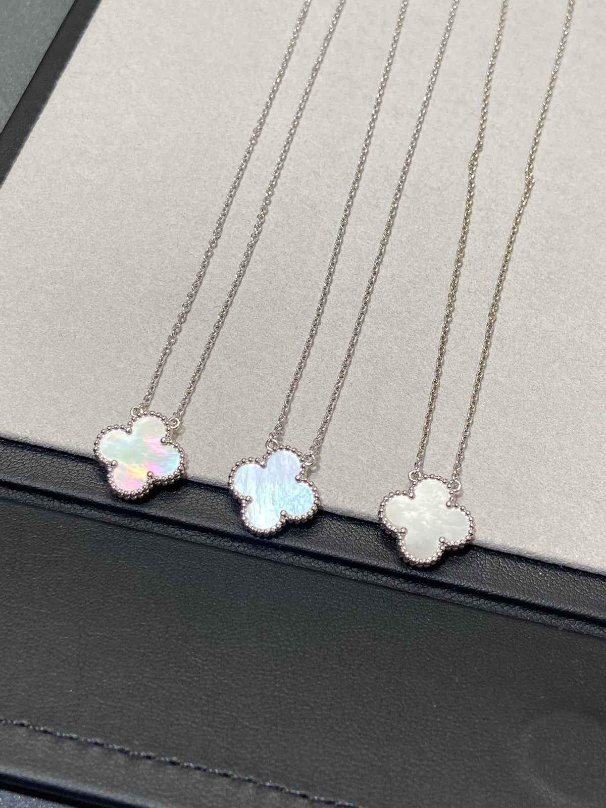 [⭐Aura]CLOVER MEDIUM SILVER WHITE MOP NECKLACE