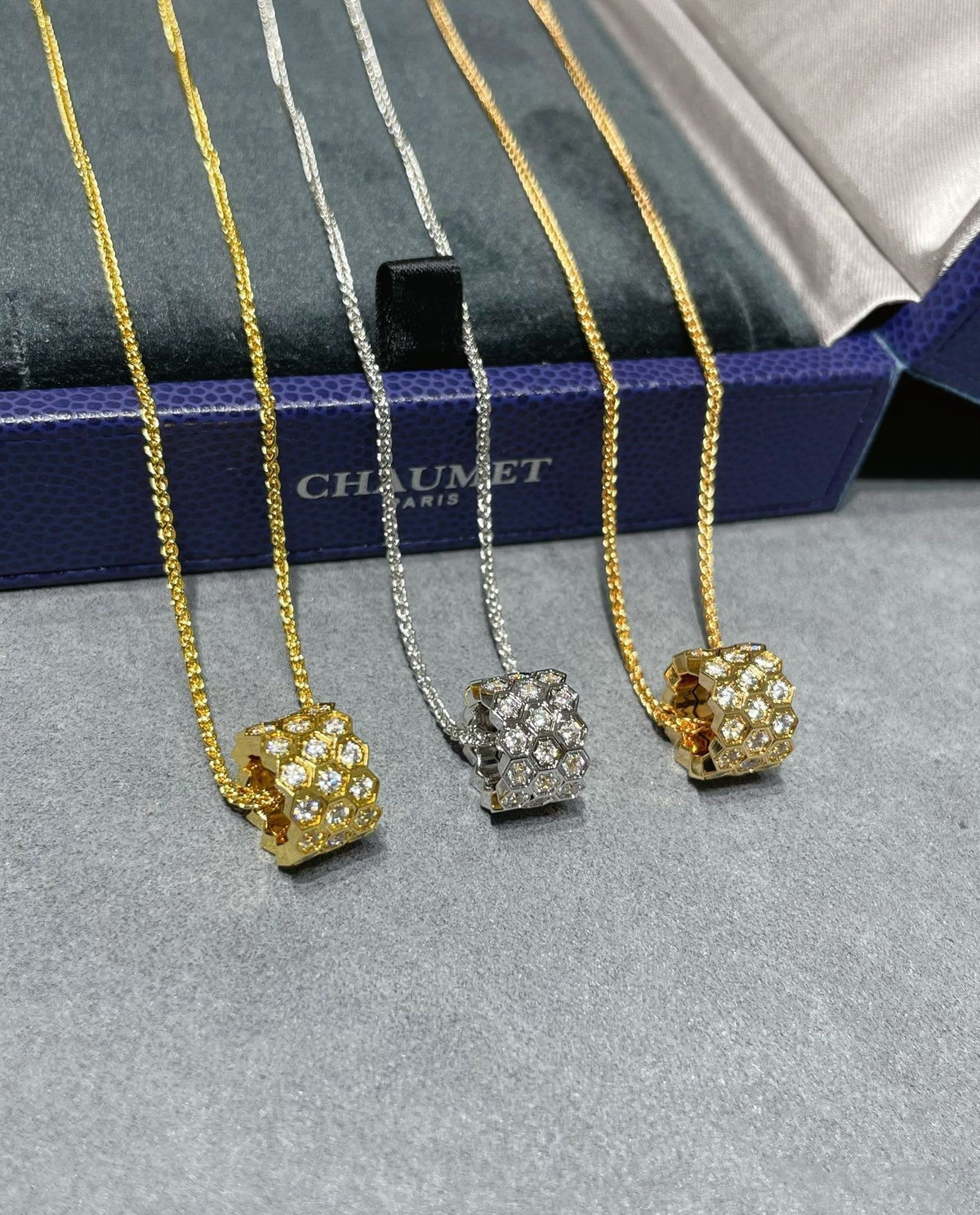 [⭐Aura]BEE LOVE DIAMOND PAVED 3 ROW NECKLACE