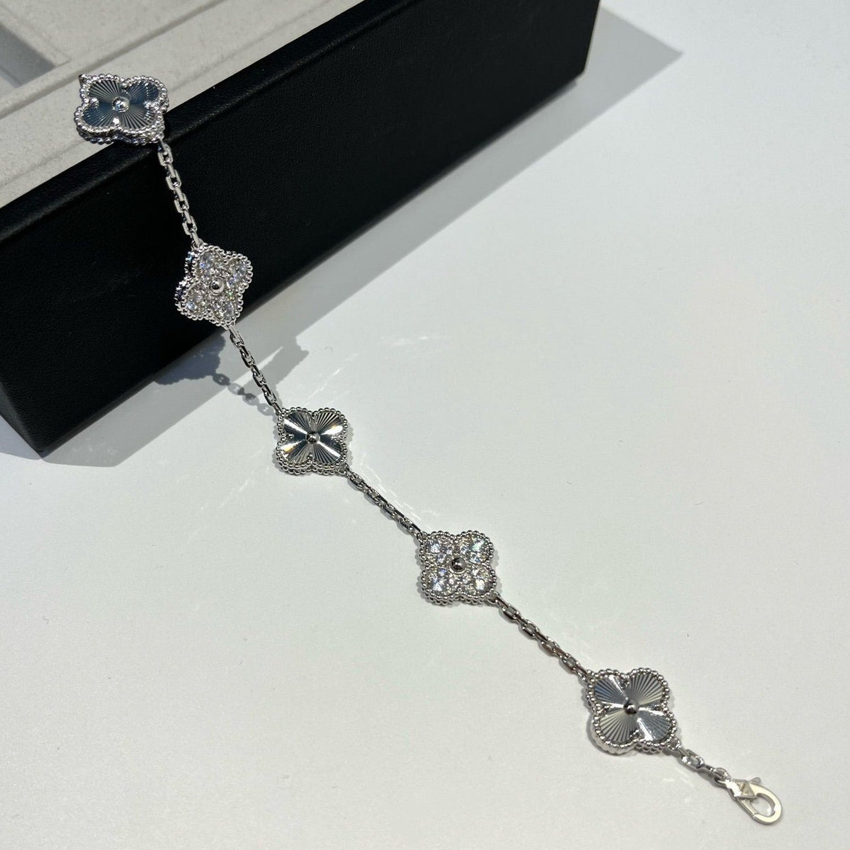[⭐Aura] CLOVER 5 MOTIF LASER BRACELET COLLECTION