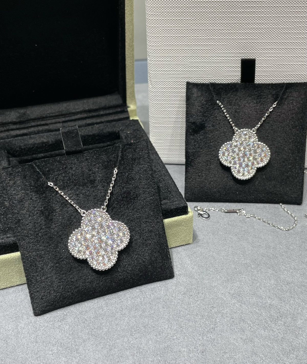 [⭐Aura]CLOVER 25MM LARGE PENDANT DIAMOND PAVED SILVER NECKLACE