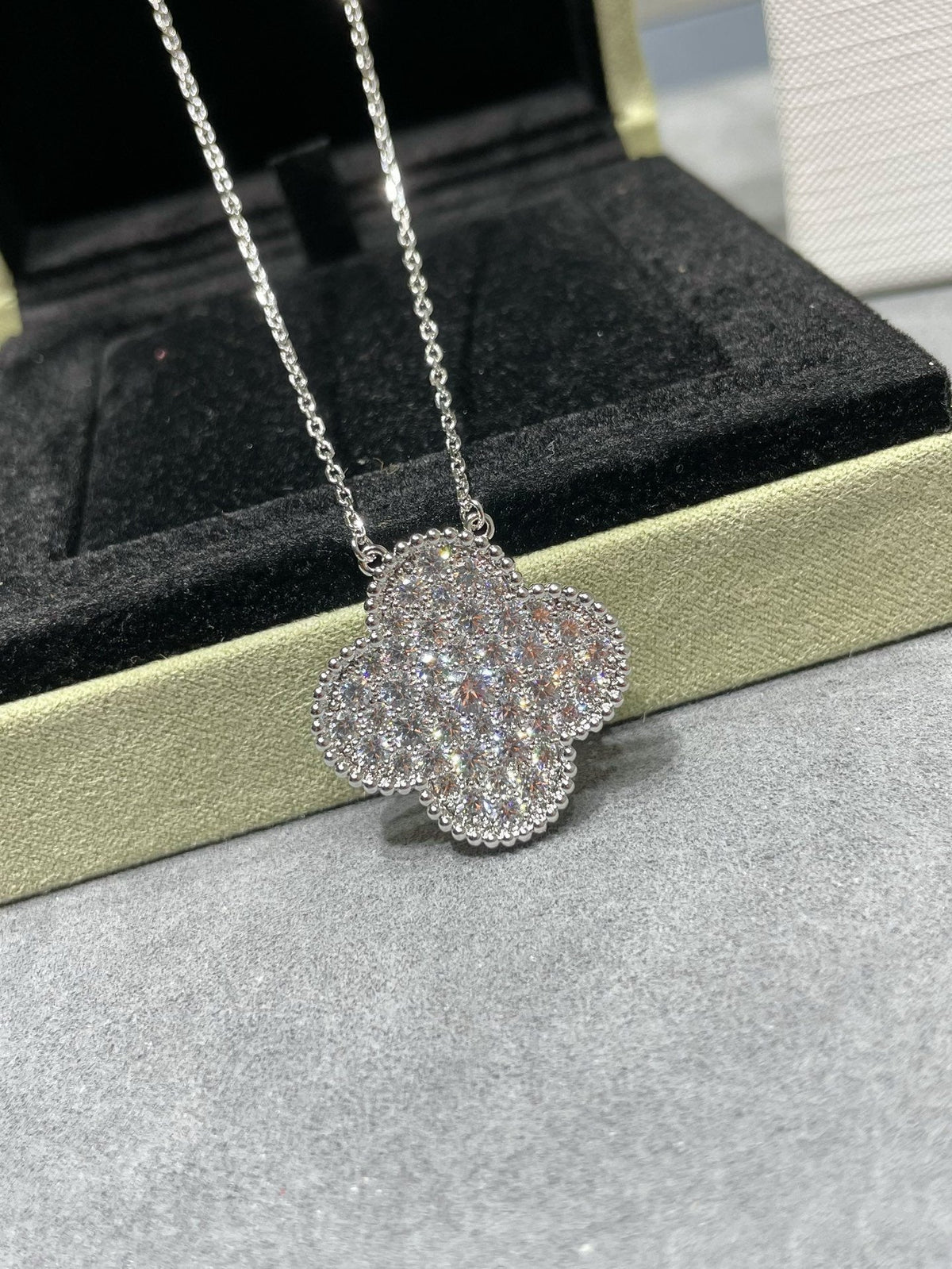 [⭐Aura]CLOVER 25MM LARGE PENDANT DIAMOND PAVED SILVER NECKLACE