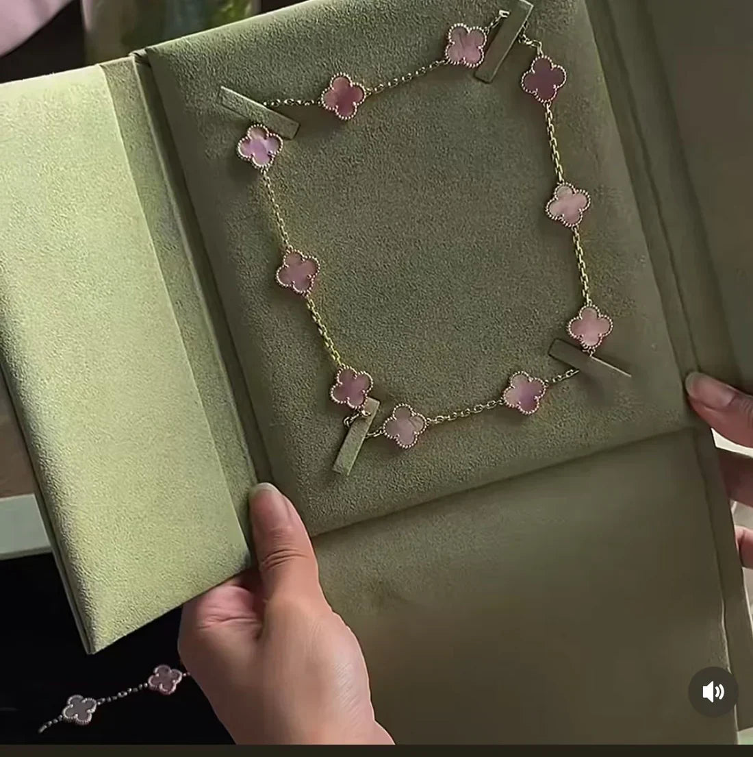 [⭐Aura Jewellery] Pink Necklace with Ten Clover Designs