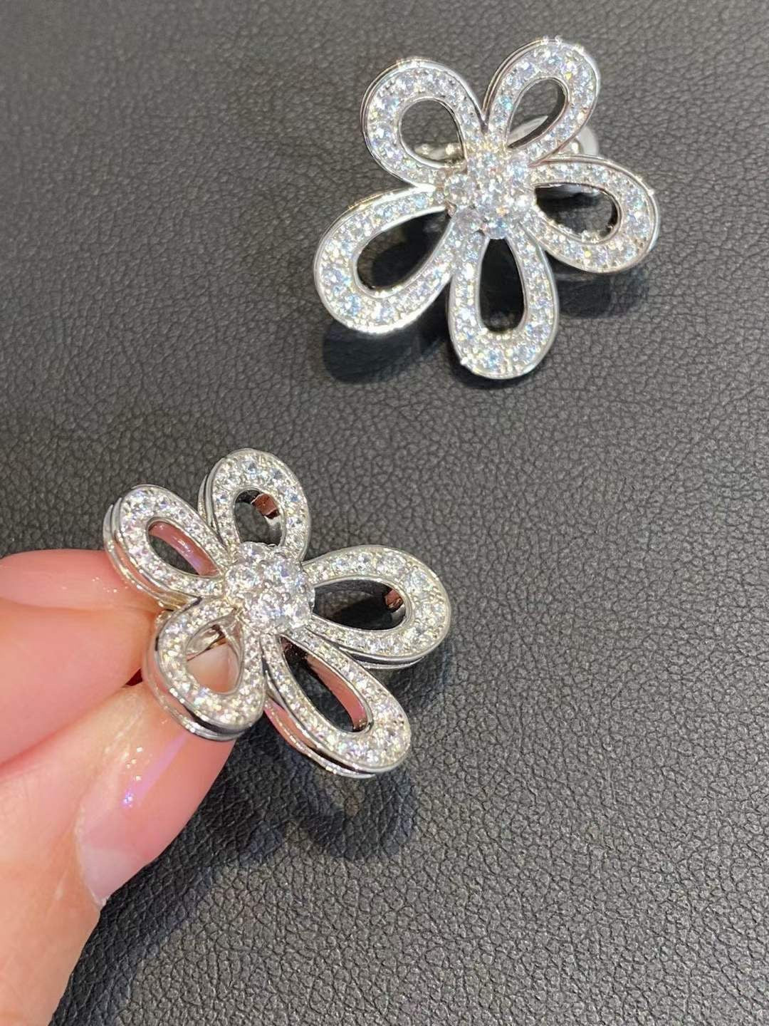 [⭐Aura]FLOWERLACE EARRINGS FULL DIAMONDS