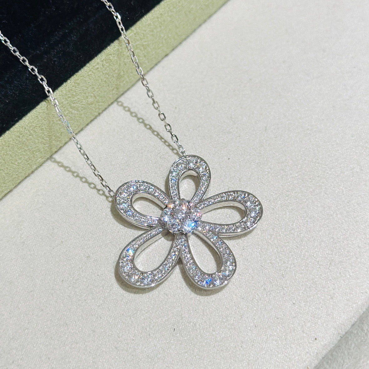 [⭐Aura]FLOWERLACE NECKLACE FULL DIAMONDS
