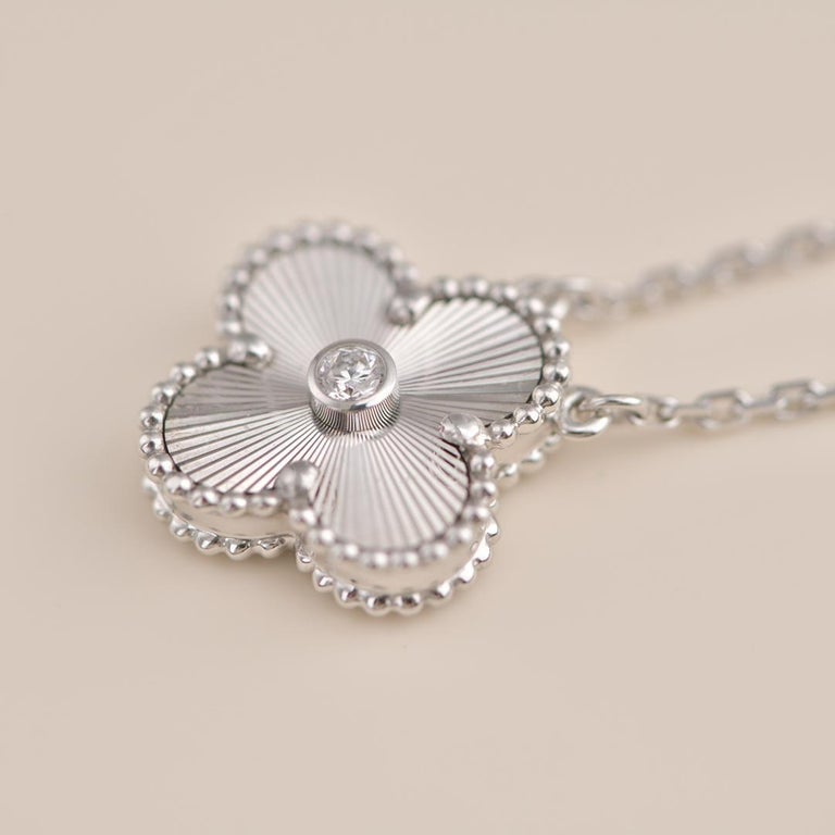 [⭐Aura]CLOVER  15MM DIAMOND LASER NECKLACE SILVER