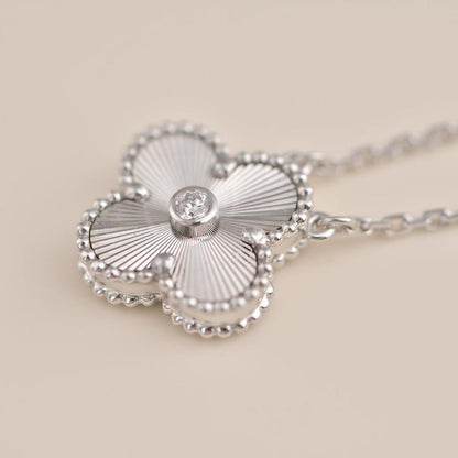 [⭐Aura]CLOVER  15MM DIAMOND LASER NECKLACE SILVER