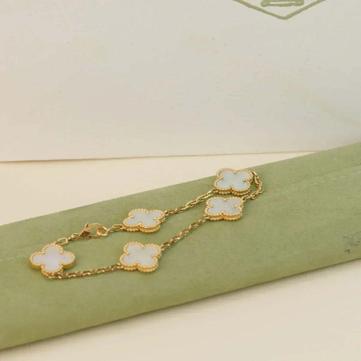 [⭐Aura]CLOVER WHITE PEARL MOP 5 MOTIF BRACELET COLLECTION