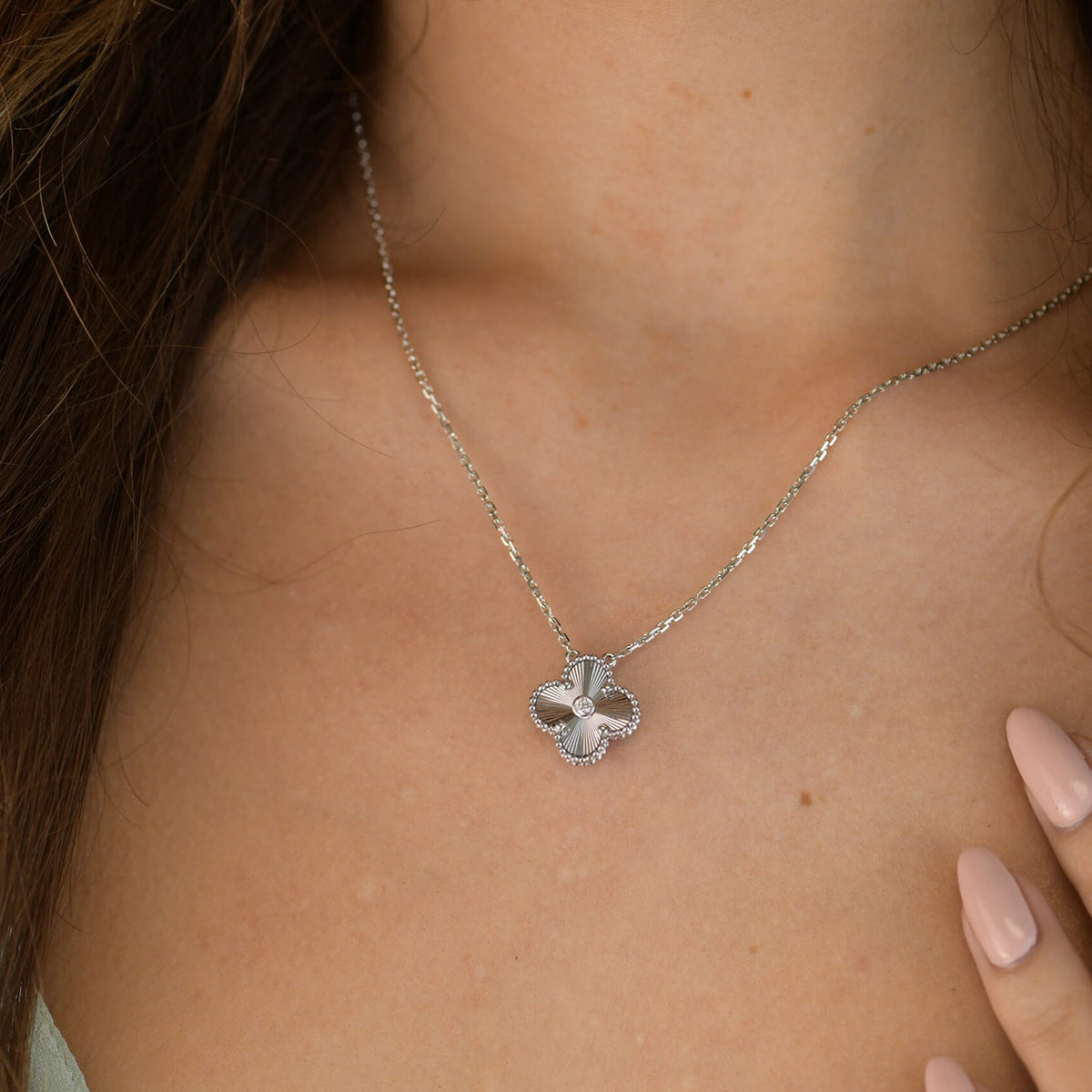 [⭐Aura]CLOVER  15MM DIAMOND LASER NECKLACE SILVER