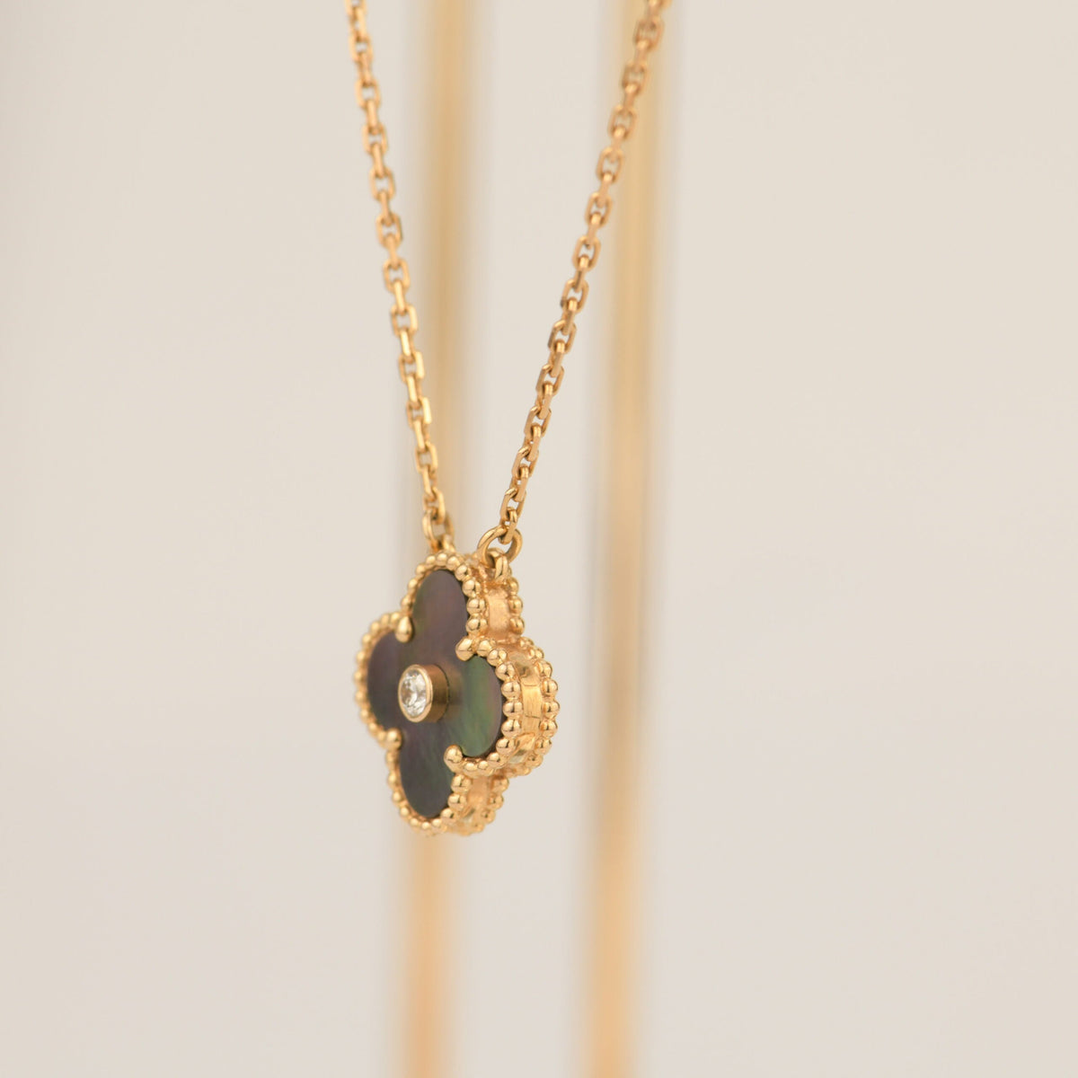 [⭐Aura]CLOVER 15MM DIAMOND AND MOTHER-OF-GREY NECKLACE