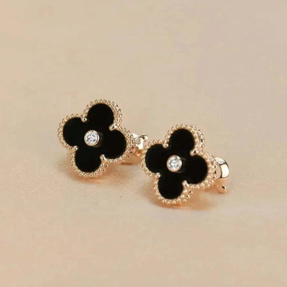 [⭐Aura]CLOVER MEDIUM 1 MOTIFS ONYX DIAMOND EARRINGS