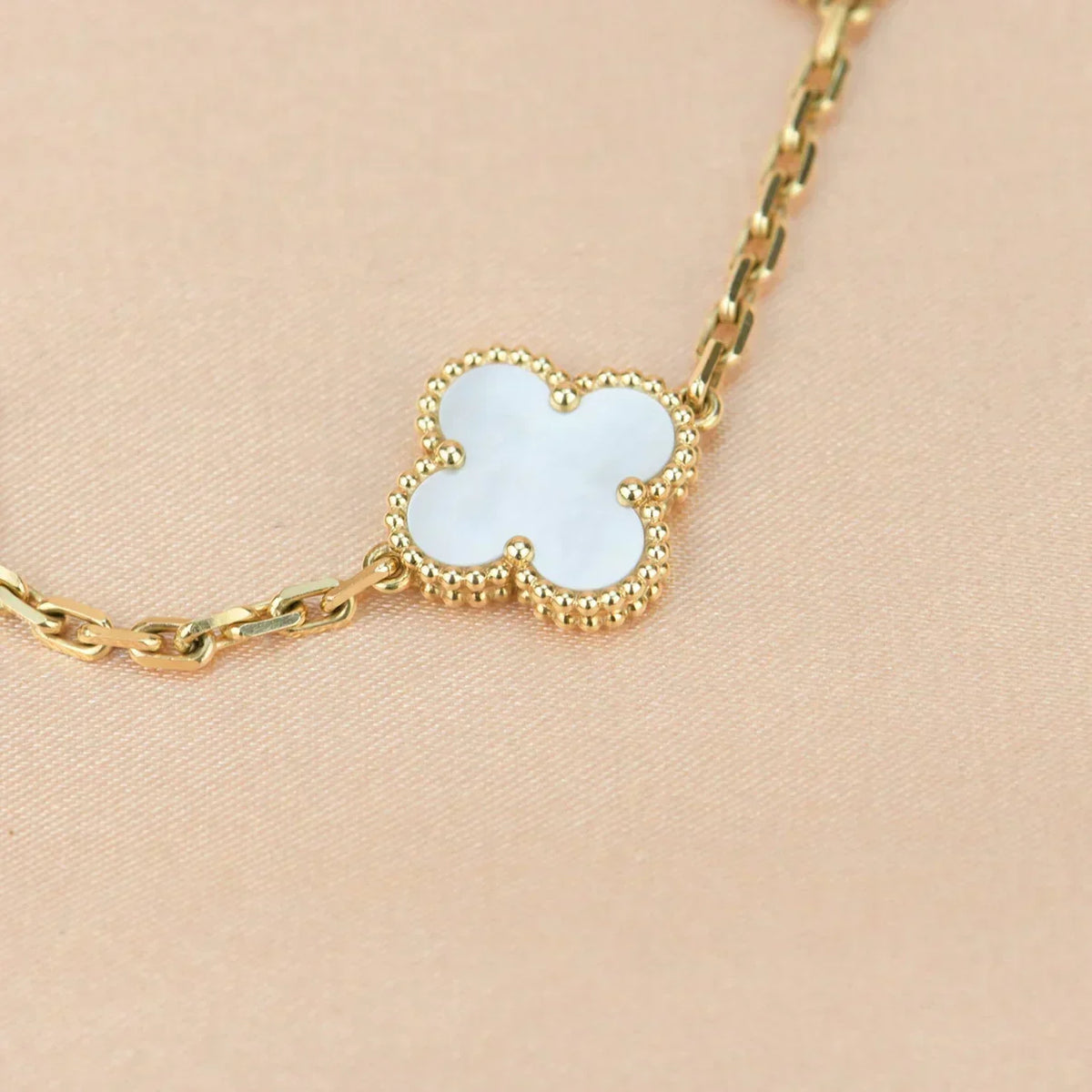 [⭐Aura]CLOVER WHITE PEARL MOP 5 MOTIF BRACELET COLLECTION