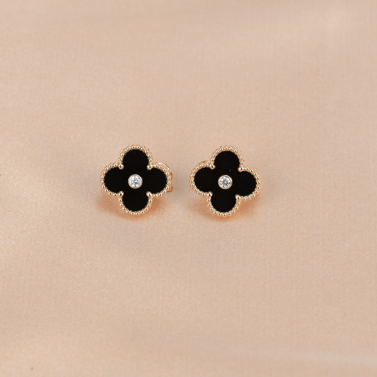 [⭐Aura]CLOVER MEDIUM 1 MOTIFS ONYX DIAMOND EARRINGS