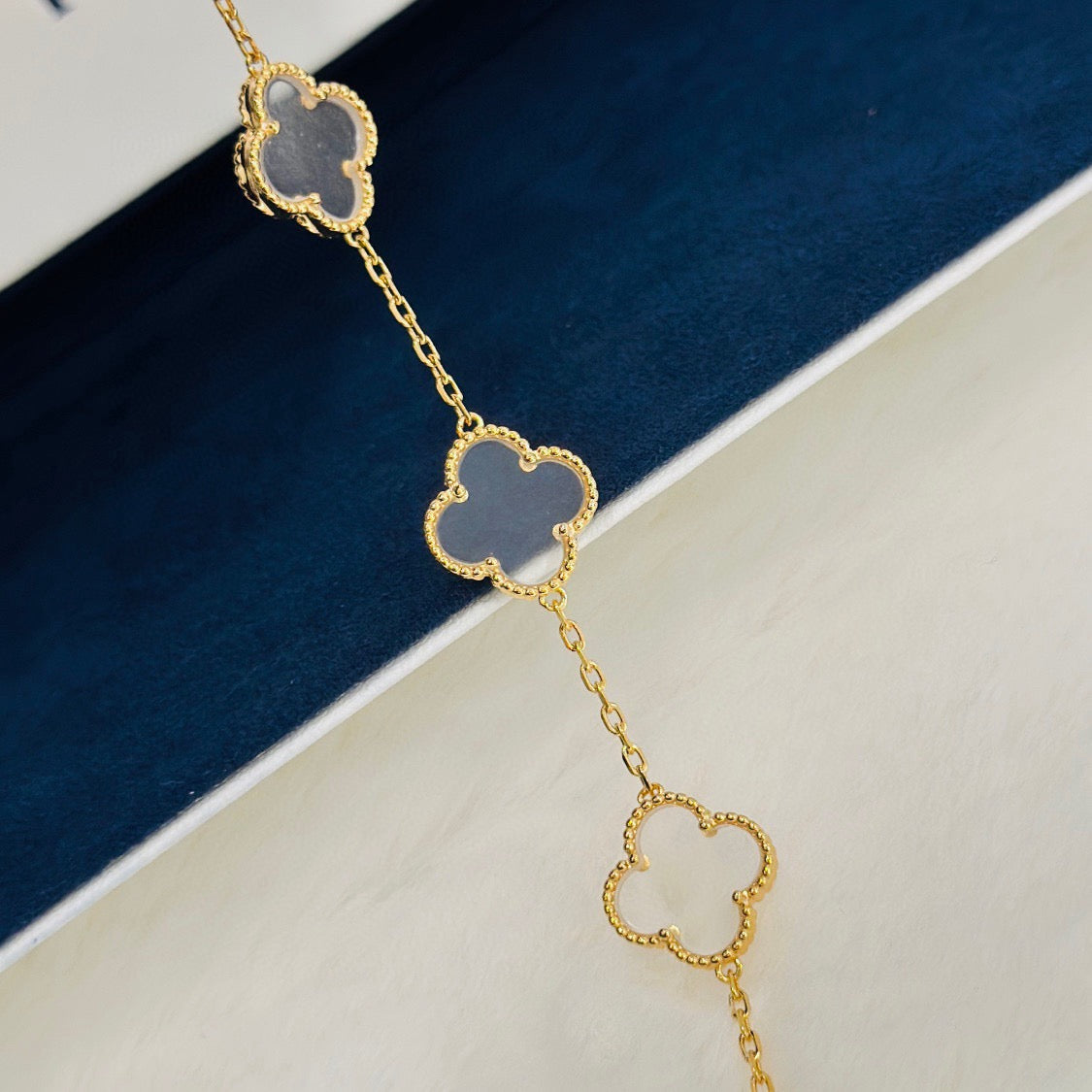 [⭐Aura]CLOVER 5 MOTIF ROCK CRYSTAL BRACELET
