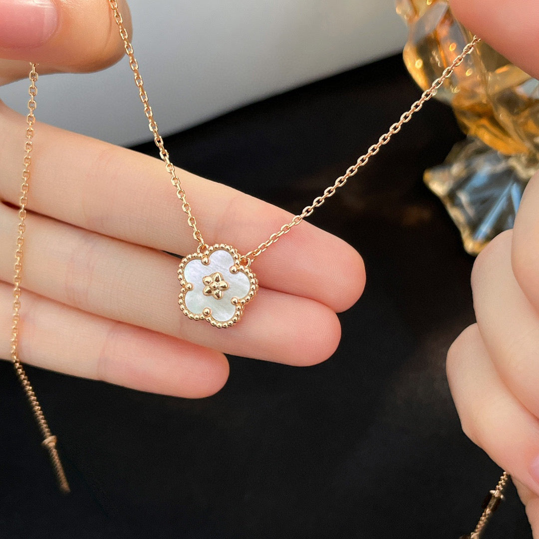 [⭐Aura]LUCKY  WHITE MOP  PLUM BLOSSOM NECKLACE