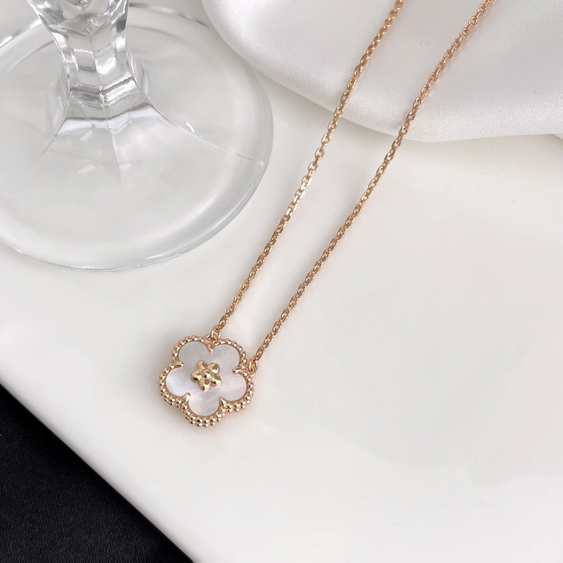 [⭐Aura]LUCKY  WHITE MOP  PLUM BLOSSOM NECKLACE