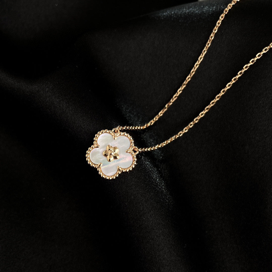 [⭐Aura]LUCKY  WHITE MOP  PLUM BLOSSOM NECKLACE