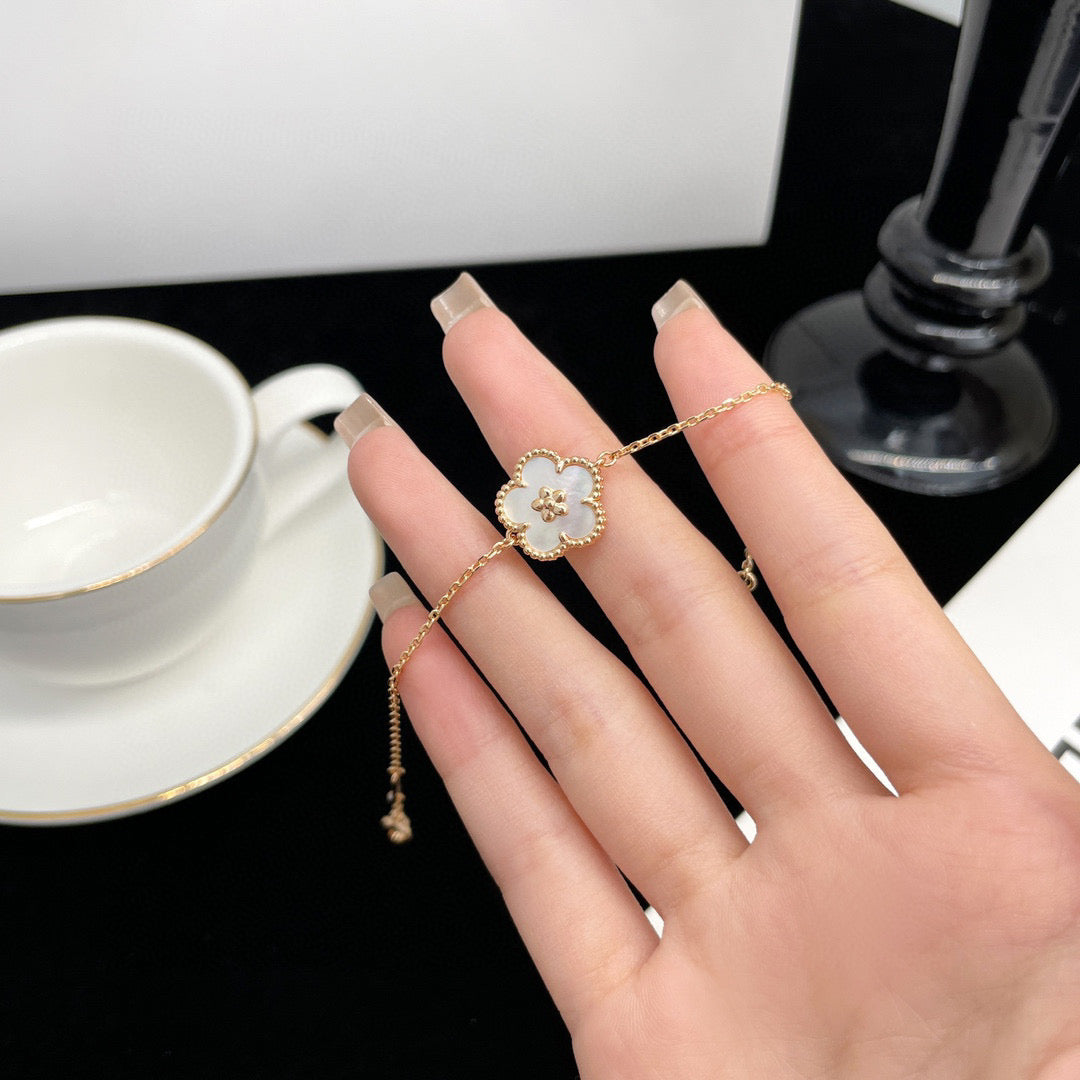 [⭐Aura]LUCKY  WHITE MOP  PLUM BLOSSOM NECKLACE