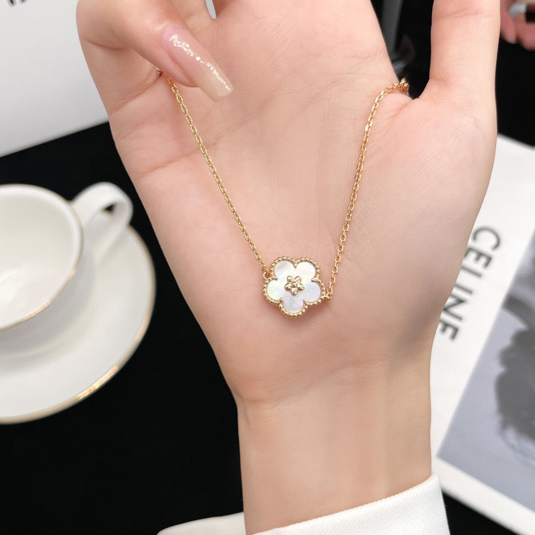 [⭐Aura]LUCKY WHITE MOP PLUM BLOSSOM  BRACELET