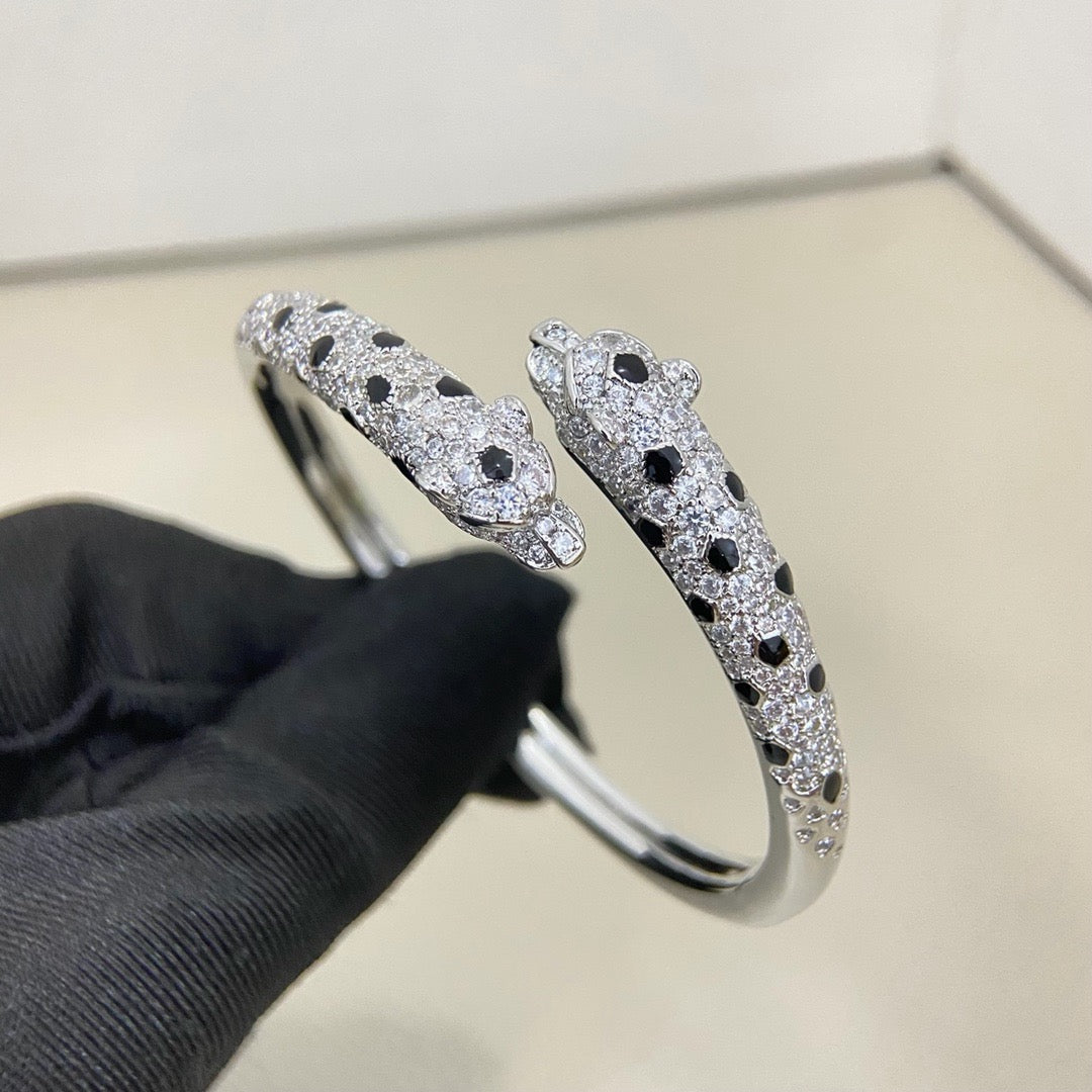 [⭐Aura]PANTHERE DOUBLE HEADED HALF DIAMOND OPEN BRACELET