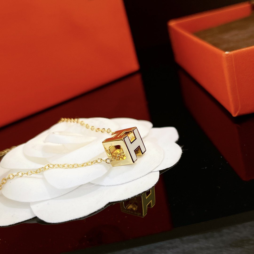[⭐Aura]H WHITE SQUARE GOLD NECKLACE