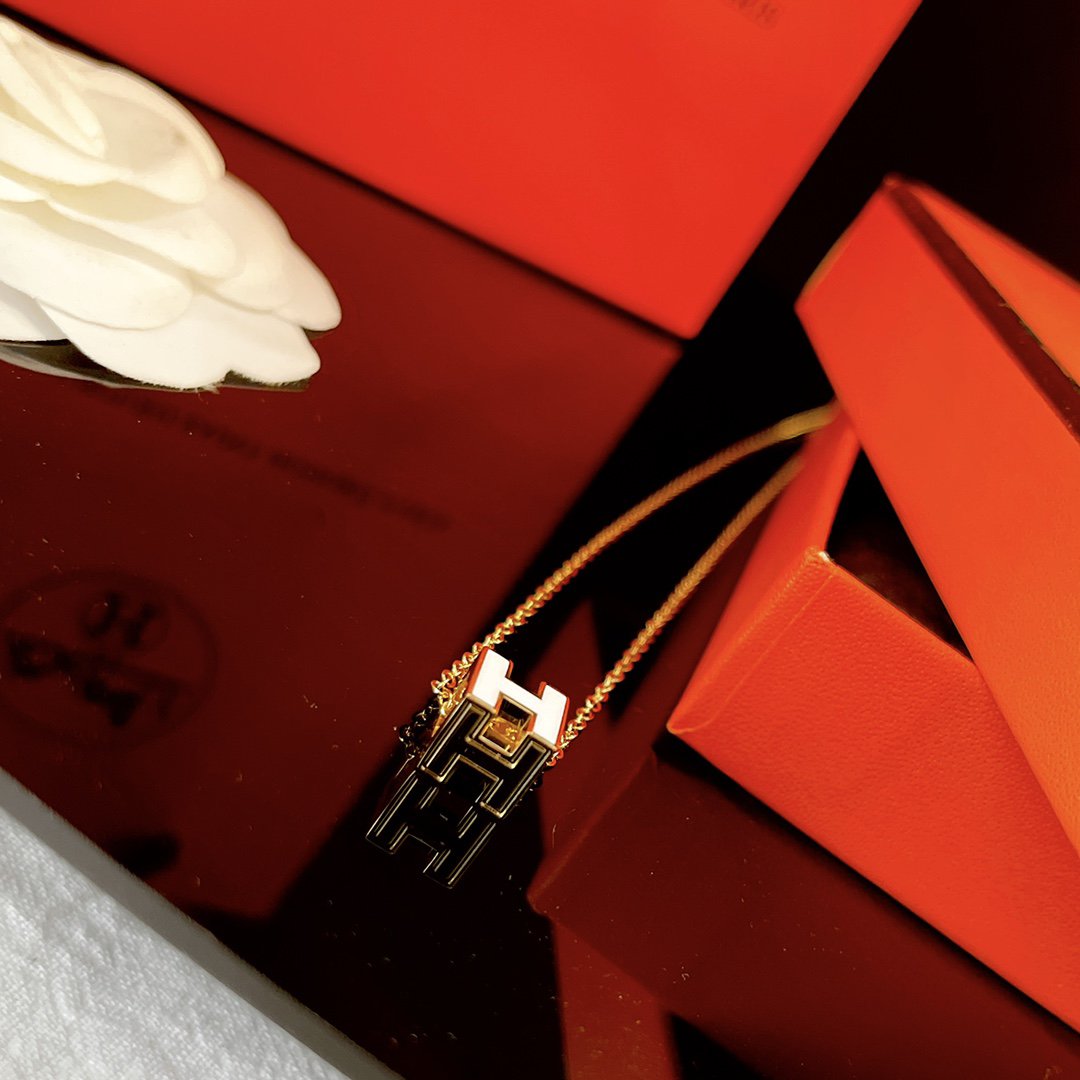 [⭐Aura]H WHITE SQUARE GOLD NECKLACE
