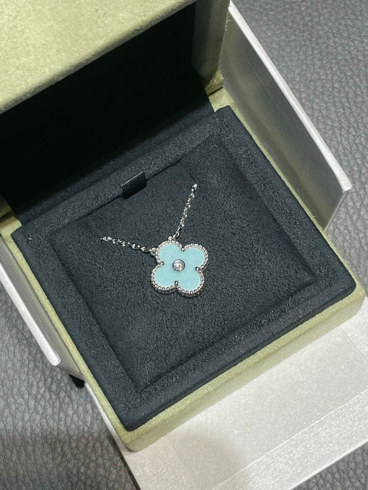[⭐Aura]CLOVER 1 DIAMOND LIGHT BLUE SILVER NECKLACE