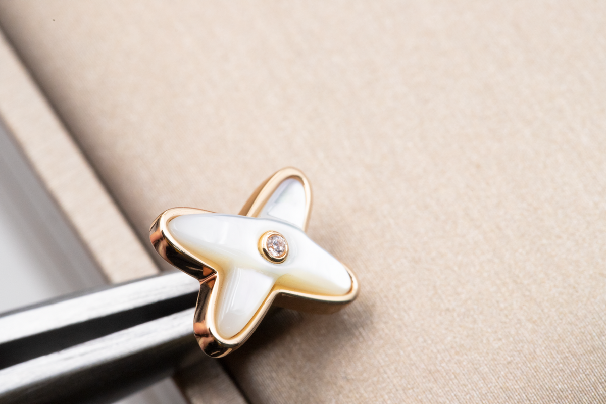 [⭐Aura]JEUX DE WHITE MOP PINK GOLD DIAMOND EARRINGS